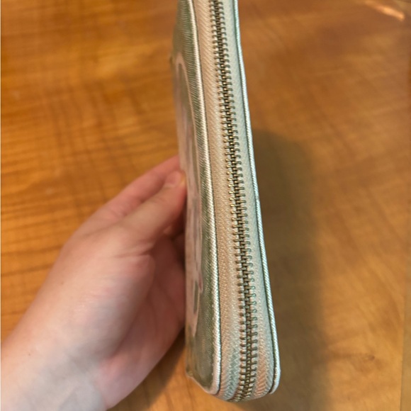 Faux leather zipper wallet. Puppies in a basket on the front and back - Picture 8 of 12